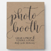 フォトブ結婚ースのサイン – プロップを掴んでポーズを取る フォトプラーク (正面)