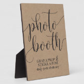 フォトブ結婚ースのサイン – プロップを掴んでポーズを取る フォトプラーク (側面)