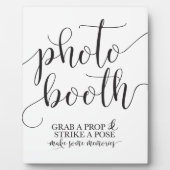 フォトブ結婚ースのサイン – プロップを掴んでポーズを取る フォトプラーク (正面)