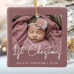 フォトベビーの初めてのクリスマスほこりっぽいバラセラミック セラミックオーナメント<br><div class="desc">祝ベビーのミニマモダンリスト写真の記念オーナメントと初めてのクリスマス。ほこりっぽい読バラの背景にあるトレンディー手書きスクリプトの白い文字「第1のクリスマス」。サンプル画像を写真に簡単に置き換お気に入りのえ、ベビーの名前と年を下に追加する。</div>