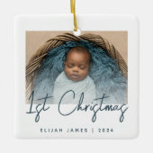 フォトベビーの初めてのクリスマスティール(緑がかった色)ブルースクリプト セラミックオーナメント (正面)