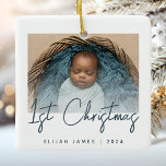 フォトベビーの初めてのクリスマスティール（緑がかった色）ブルースクリプト セラミックオーナメント<br><div class="desc">祝ベビーのミニマモダンリスト写真の記念オーナメントと初めてのクリスマス。ティール（緑がかった色）の手書き読スクリプトのトレンディーブルー文字「第1クリスマス」。サンプル画像を写真に簡単に置き換お気に入りのえ、ベビーの名前と年を下に追加する。白いグラデーション画救済面で文字を重ねポップ・アートのる。</div>