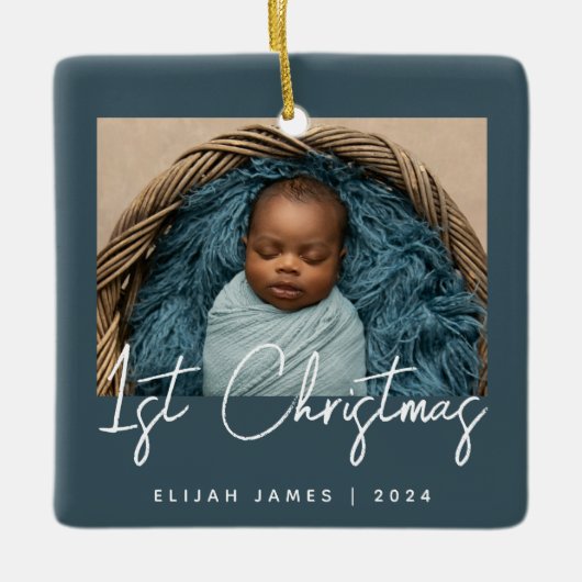 フォトベビーの初めてのクリスマスティール（緑がかった色）ブルーホワイト セラミックオーナメント (正面)