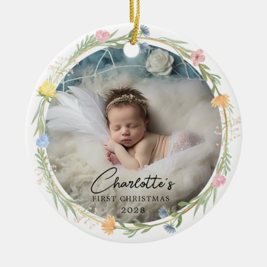 フォトベビーの初めてのクリスマス – かわいいフローラリース セラミックオーナメント (正面)