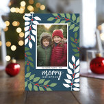 フォトベリモダンーeucalyptus枝クリスマス シーズンカード<br><div class="desc">メリーモダンクリスマスの写真カードは海軍、緑赤と白。本抽象デザインモダンは、文字の主要部分にユーカリ枝と果実とサンセリフ型を含む。挨拶は素朴モダンだ。背中は緑と白のユーカリ模様を含む。</div>