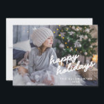 フォトホイモダントスクリプト文字オーバーレイクリスマス シーズンカード<br><div class="desc">共有この写真で季節の喜びカスタム"ハッピーホリデー"カード，ダウンロードまたは印刷オプションとして利用可能。写真とお気に入りの白いスクリプエレガントト文字を組み合わせ、家族や友達に休日の挨拶を送パーソナライズされたるのに最適なカード。季節の暖かさや魔法を感じるのに最適な、大切な瞬間を見せてくれるすばらしい方法。有形のキープサケや便利なデジタルオプションを好むかどうか、このカードは広がる休日の応援を心の底とスタイリッシュ。</div>