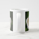 フォトホワイトマグノリア花開花- ジャンボコーヒーマグカップ (裏面)