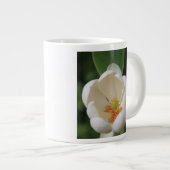 フォトホワイトマグノリア花開花- ジャンボコーヒーマグカップ (正面右)