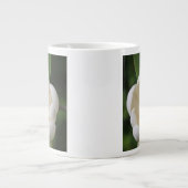 フォトホワイトマグノリア花開花- ジャンボコーヒーマグカップ (正面)