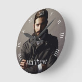 フォトボーイフレンドの夫モノグラムおもしろい ラウンド壁時計 (傾斜)