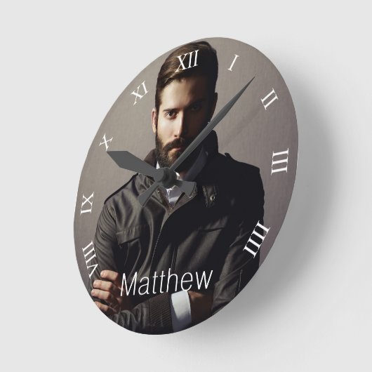 フォトボーイフレンドの夫モノグラムおもしろい ラウンド壁時計 (傾斜)