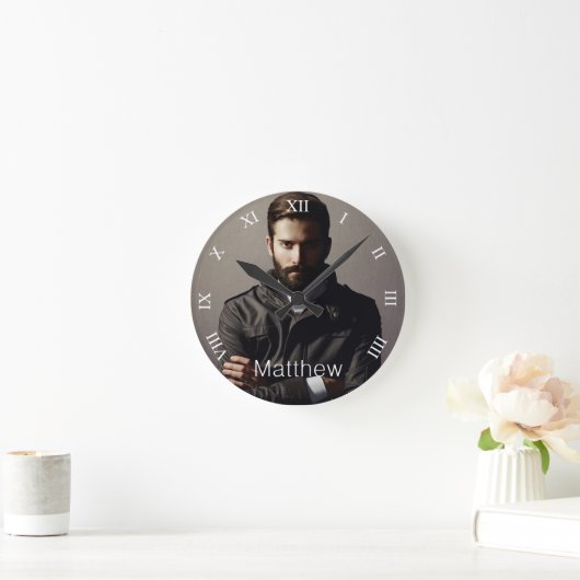 フォトボーイフレンドの夫モノグラムおもしろい ラウンド壁時計 (ホーム)