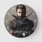 フォトボーイフレンドの夫モノグラムおもしろい ラウンド壁時計 (正面)