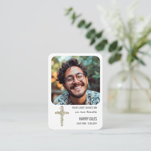 フォトメモリアル記念カードに光が当たる エンクロージャーカード (スタンド正面)