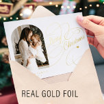 フォトメリーパーソナライズされたクリスマスのスクリプト金ゴールド 箔シーズンカード<br><div class="desc">メリーエレガントススタイリッシュ実在金ゴールドクラシック書道の台本の家族の写真シンプルの文字の両方の面にミニマルなホワイトホリデーカード。         背景色は編集可能であることにご注意ください。「PERSONALIZE IT」メニューの下にあるオカスタマイズプションを選択した後に変更できる。あなたもしは簡単に感じそれを変更しない救済です頼、Zazzleライブデザインサービスまたはデザイナーのためにデザイナーしてください。箔の色も変更できる – 金ゴールド、銀、またはバラ金ゴールドを選択できる。</div>