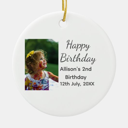 フォトモダンクラシックの名前の追加日付ハッピーバースデー セラミックオーナメント (正面)