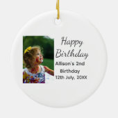 フォトモダンクラシックの名前の追加日付ハッピーバースデー セラミックオーナメント (裏面)