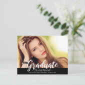 フォトモダン卒業式パーティーブラックバナー インビテーションポストカード (スタンド正面)