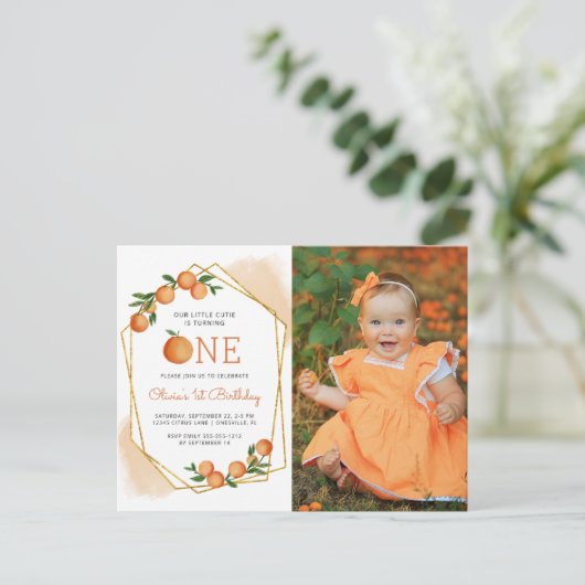 フォトリトルかわいこちゃんオレンジ1st誕生日招待状 ポストカード (スタンド正面)