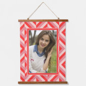 フォトレッドスリートーンダイヤモンドパターン 吊り下げ型タペストリー (正面)