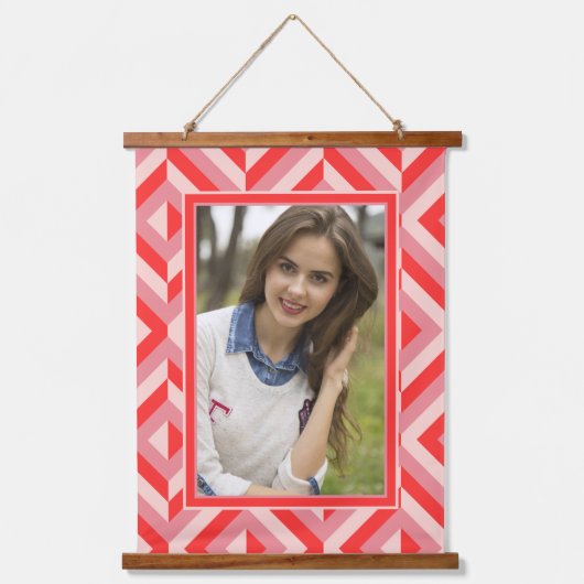 フォトレッドスリートーンダイヤモンドパターン 吊り下げ型タペストリー (正面)