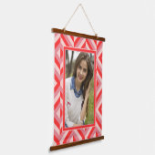 フォトレッドスリートーンダイヤモンドパターン 吊り下げ型タペストリー (傾斜あり)