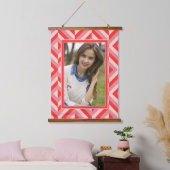 フォトレッドスリートーンダイヤモンドパターン 吊り下げ型タペストリー (寝室)