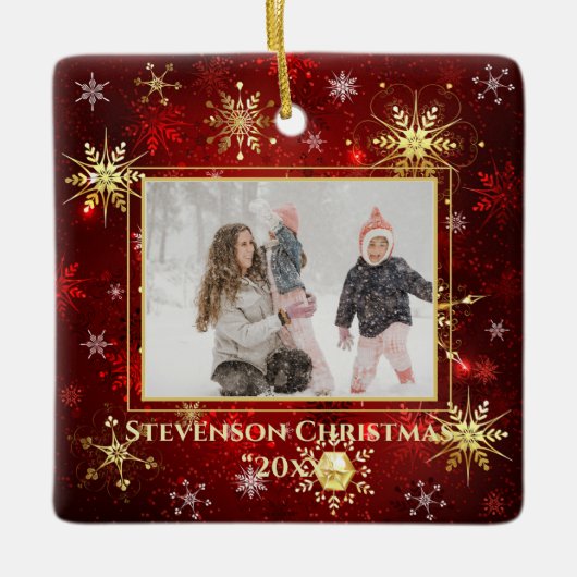 フォトレッド金ゴールドスノーフレーククリスマスクリスマスホリデー セラミックオーナメント (正面)