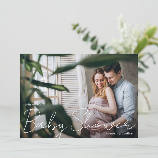 フォト付きモダン タイポグラフィーのベイビーシャワー 招待状 (スタンド正面)