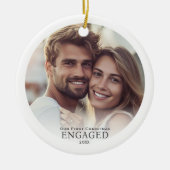 フォト初めてのクリスマス婚約したパーソナライズされた セラミックオーナメント (正面)