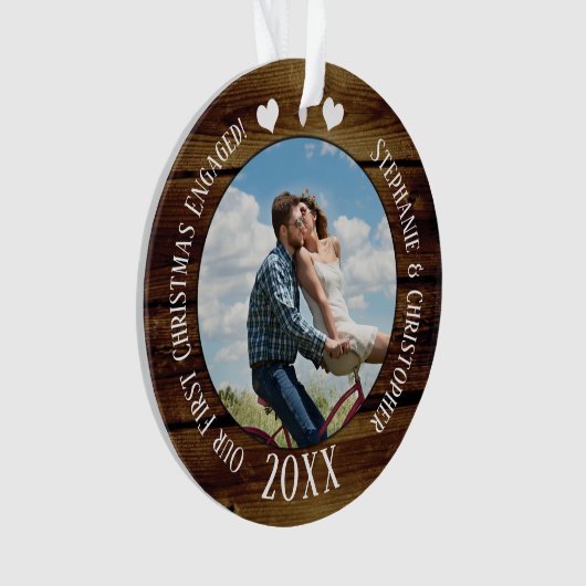 フォト初めてのクリスマス婚約したヴィンテージウッドカップル オーナメント (正面)