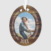 フォト初めてのクリスマス婚約したヴィンテージウッドカップル オーナメント (正面)