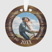 フォト初めてのクリスマス婚約したヴィンテージウッドカップル オーナメント (正面)