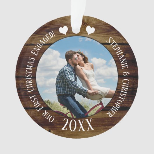 フォト初めてのクリスマス婚約したヴィンテージウッドカップル オーナメント (正面)