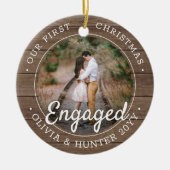 フォト初めてのクリスマス婚約した素朴フェイクWood セラミックオーナメント (正面)