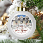 フォト初めてのクリスマス新しいホームバラ金ゴールドスクリプト セラミックボールオーナメント<br><div class="desc">この美しい記念初めてのクリスマスで新しい家のモダンオーナメントを祝う。文字読「新しい家の初めてのクリスマス」とバラ金ゴールドフォイルのスクリプトで「新しい家エレガント」と言フェイクう。サンプル画像を新しい家の写真に置き換え、sans serifフォントで家族の姓を追加する。白のグラデーションフ救済ィルタが文字をポップ・アートの作成</div>