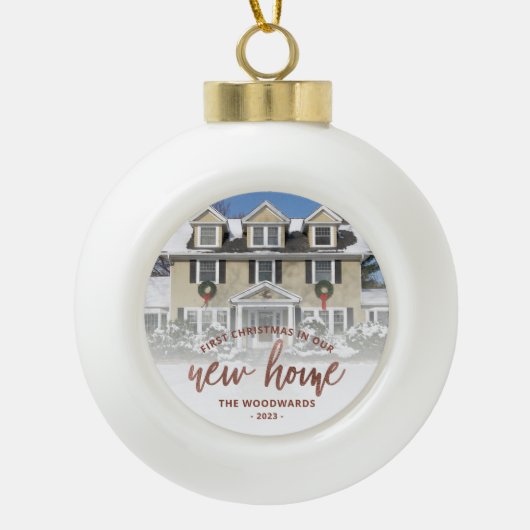 フォト初めてのクリスマス新しいホームバラ金ゴールドスクリプト セラミックボールオーナメント (正面)