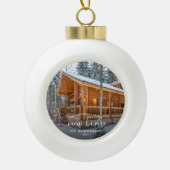 フォト初めてのクリスマス新しいホームホワイトスクリプト セラミックボールオーナメント (正面)