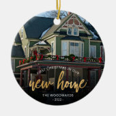 フォト初めてのクリスマス新しいホーム金ゴールドスクリプト セラミックオーナメント (正面)