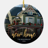 フォト初めてのクリスマス新しいホーム金ゴールドスクリプト セラミックオーナメント (裏面)