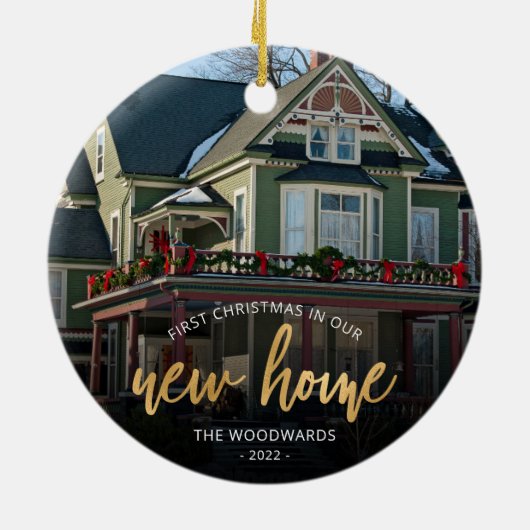 フォト初めてのクリスマス新しいホーム金ゴールドスクリプト セラミックオーナメント (裏面)