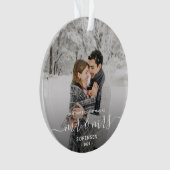 フォト初めてのクリスマス結婚したホワイトスクリプト オーナメント (正面)