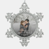 フォト初めてのクリスマス結婚したホワイトスクリプト スノーフレークピューターオーナメント (正面)