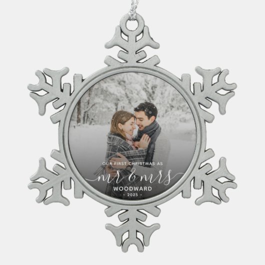 フォト初めてのクリスマス結婚したホワイトスクリプト スノーフレークピューターオーナメント (正面)
