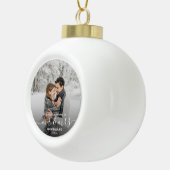 フォト初めてのクリスマス結婚したホワイトスクリプト セラミックボールオーナメント (右)