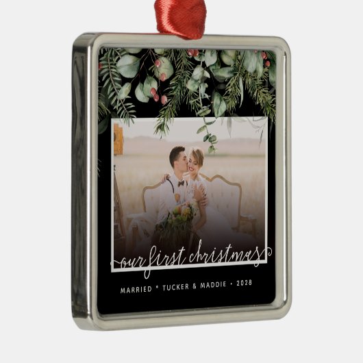 フォト初めてのクリスマス結婚した冬の緑 メタルオーナメント (右)
