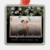 フォト初めてのクリスマス結婚した冬の緑 メタルオーナメント (正面)