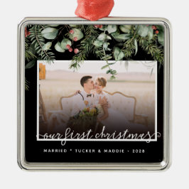 フォト初めてのクリスマス結婚した冬の緑 メタルオーナメント