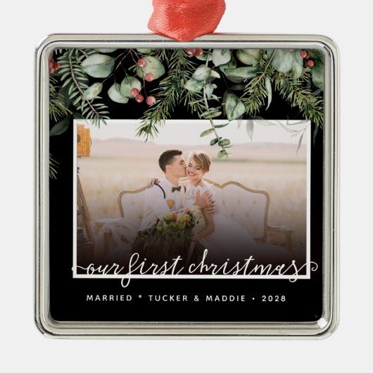 フォト初めてのクリスマス結婚した冬の緑 メタルオーナメント (正面)
