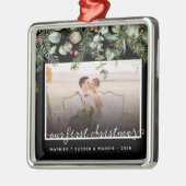 フォト初めてのクリスマス結婚した冬の緑 メタルオーナメント (左)